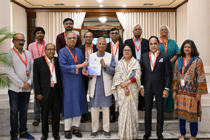 প্রধান উপদেষ্টার নিকট প্রতিবেদন জমা দিয়েছে গণমাধ্যম সংস্কার কমিশন
