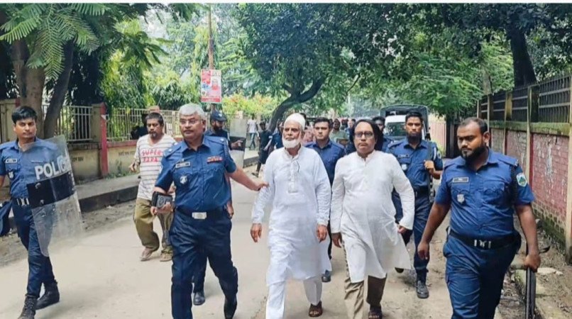 চাঁপাইনবাবগঞ্জে জামিন নিতে এসে শিবিরের তোপের মুখে দুই আওয়ামী লীগ নেতা, ছুঁড়ে মারা হল ডিম
