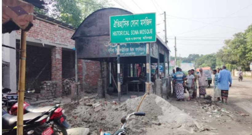 চাঁপাইনবাবগঞ্জ সোনামসজিদ এলকায় খাস জমিতে অবৈধ স্থাপনা, ভেঙ্গে ফেলা হয়েছে যাত্রী ছাউনি