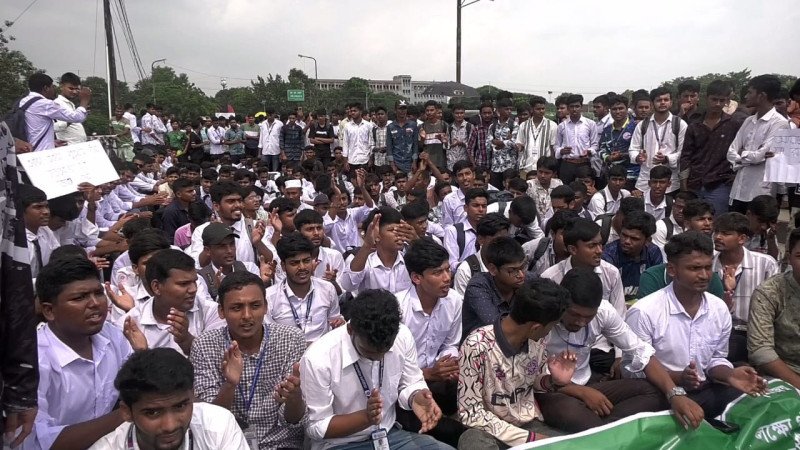 ডিপ্লোমা প্রকৌশলীদের দাবিতে চাঁপাইনবাবগঞ্জে সড়ক অবরোধ