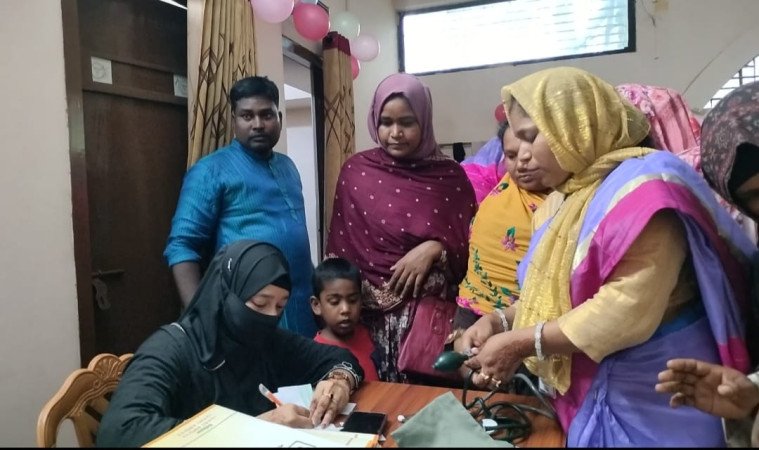 চাঁপাইনবাবগঞ্জে হক ক্লিনিক এ্যান্ড ডায়াগনস্টিক সেন্টারে ফ্রি মেডিকেল ক্যাম্প অনুষ্ঠিত
