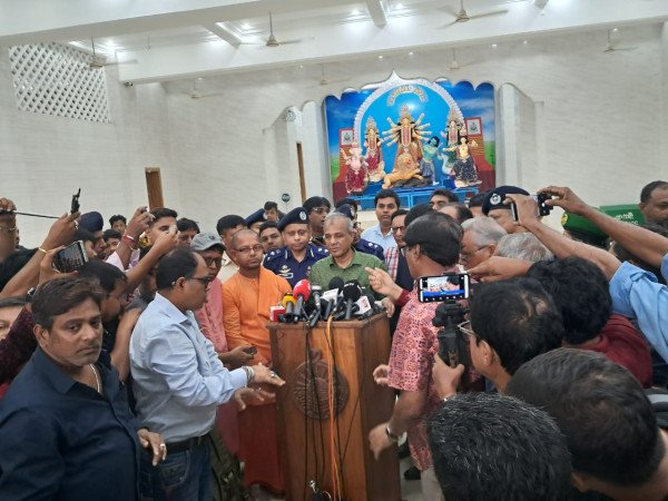 নারায়ণগঞ্জে পূজামণ্ডপ ঘুরে আশ্বাস স্বরাষ্ট্র উপদেষ্টার: নিরাপদ ও আনন্দঘন পরিবেশে হবে দুর্গোৎসব