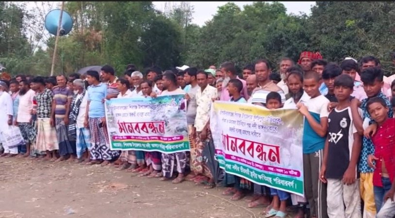 চাঁপাইনবাবগঞ্জে ভয়াবহ নদী ভাঙন রোধে পদ্মাপাড়ের বাসিন্দাদের মানববন্ধন
