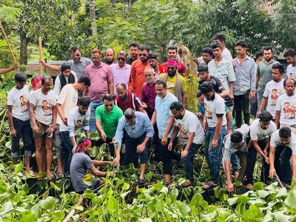দৌলতপুরে অবহেলিত খাল পরিষ্কার অভিযানে বিএনপির রকিবুল ইসলাম বকুল