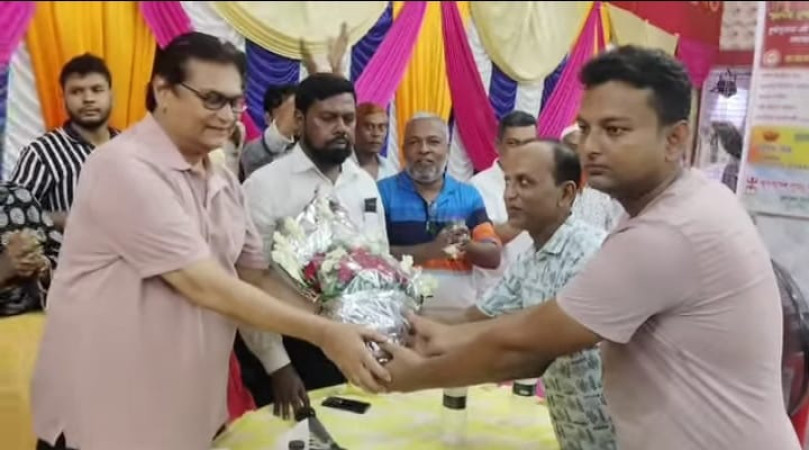 খুলনা-৫ এ বিএনপি প্রার্থী আসগারের পূজা মণ্ডপ পরিদর্শন
