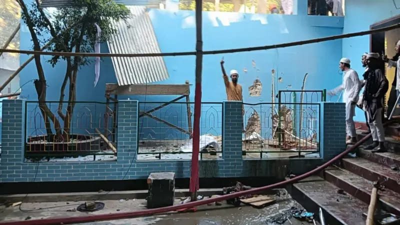গোয়ালন্দে নুরাল পাগলার মাজারে হামলা: মরদেহ কবর থেকে তুলে মহাসড়কে পুড়িয়ে দিল বিক্ষুব্ধরা