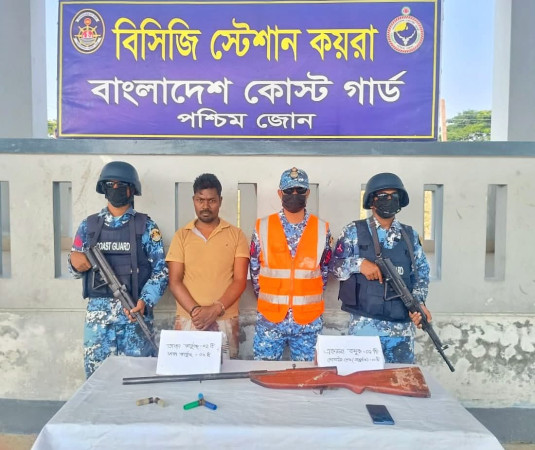 সুন্দরবনে কোস্ট গার্ড ও নৌবাহিনীর যৌথ অভিযান  ছোটন বাহিনীর সহযোগী আটক
