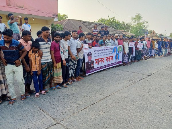 শিবগঞ্জে ডাকাতি-সন্ত্রাসের প্রতিবাদে এলাকাবাসীর মানববন্ধন
