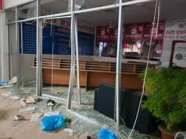 সাভারে ড্যাফোডিল ও সিটি ইউনিভার্সিটির শিক্ষার্থীদের ভয়াবহ সংঘর্ষে অগ্নিকাণ্ড ও ধ্বংসযজ্ঞ