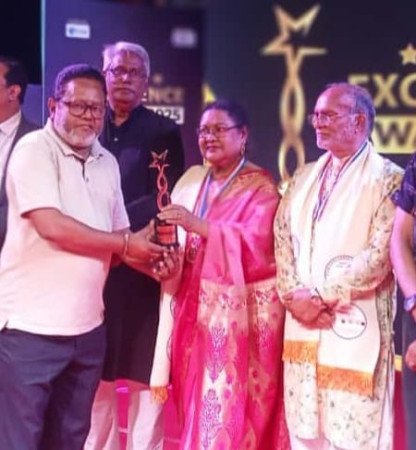 স্টার এক্সিলেন্স অ্যাওয়ার্ড ২০২৫: ফটো সাংবাদিক মশিউর রহমান সুমন পেলেন সম্মাননা পদক, দিলেন সুজাতা
