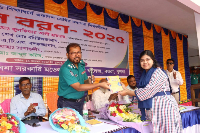 খুলনা সরকারি মডেল স্কুল এন্ড কলেজে নবীন বরণ অনুষ্ঠিত