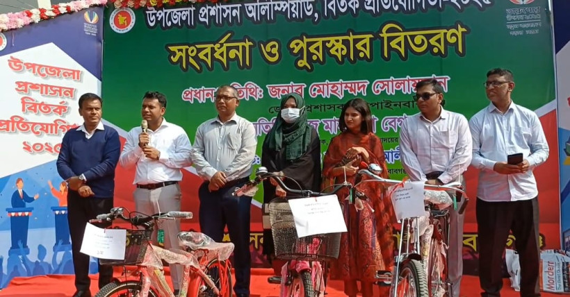 চাঁপাইনবাবগঞ্জে অলিম্পিয়াড ও বির্তক প্রতিযোগিতায় বিজয়ীদের মাঝে বাইসাইকেল বিতরণ