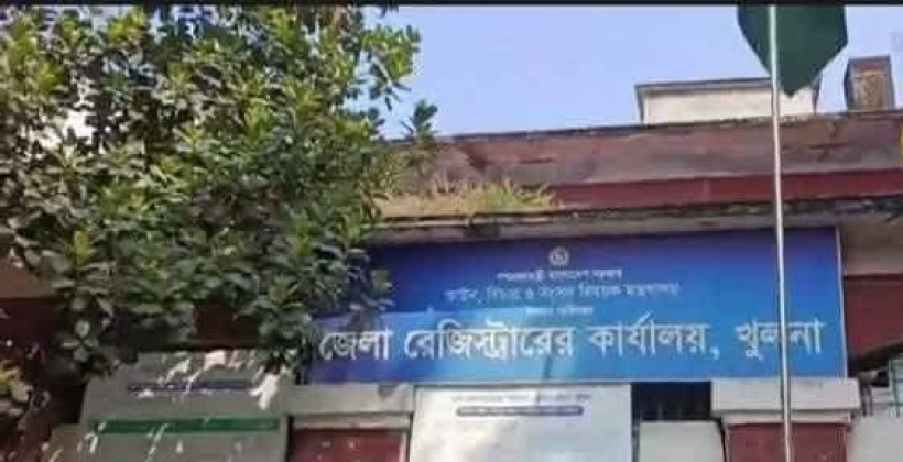 খুলনায় রাতের আঁধারে দলিল লেখক সেরেস্তায় আগুন