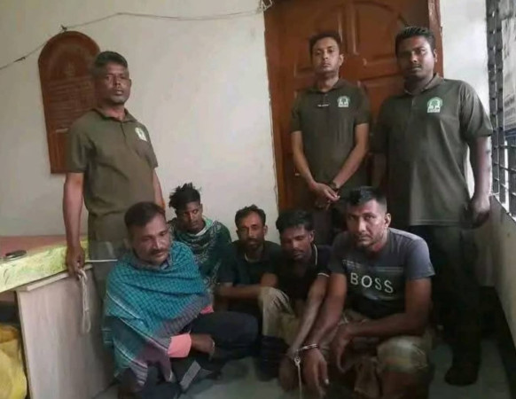 সুন্দরবনে বিষ দিয়ে মাছ শিকারে জেলেদের আটক