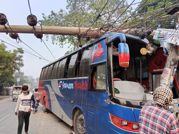 চাঁপাইনবাবগঞ্জে গ্রামীণ ট্রাভেলস বাসের নিয়ন্ত্রণ হারিয়ে বৈদ্যুতিক খুঁটিতে ধাক্কা, বেস কয়েকজন আহত