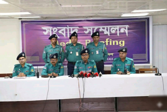খুলনায় চাঞ্চল্যকর ট্রিপল মার্ডারের রহস্য উম্মোচন, মুল হোতাসহ গ্রেফতার ৩