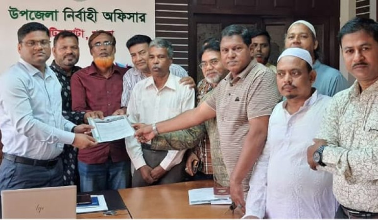 গল্লামারী মোড়ে ডাস্টবিন অপসারণ ও ড্রেন নির্মাণের দাবিতে স্মারকলিপি প্রদান
