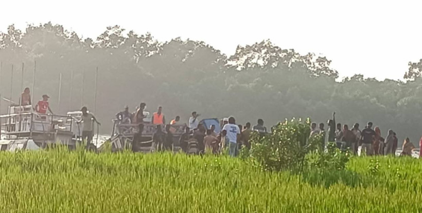 পশুর নদীতে জালিবোট উল্টে নারী নিখোঁজ