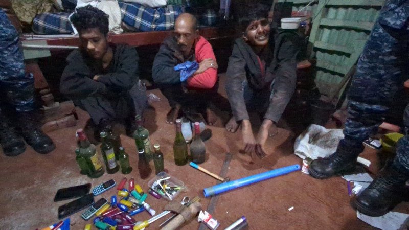 মোংলায় ইয়াবা ব্যবসায়ী নজুসহ আটক ৩