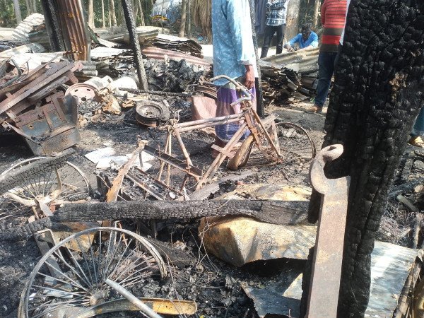 লালমোহনে গভীর রাতে ভাঙারি গুদামে রহস্যজনক আগুন, রুবেল মিয়ার ৭ লাখ টাকার মালামাল ভস্মীভূত