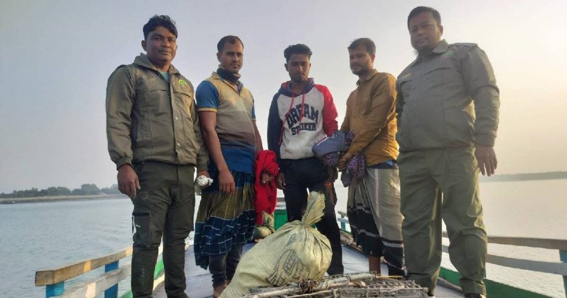 সুন্দরবনে হরিণ শিকারের ফাঁদ সহ আটক ৩ শিকারী