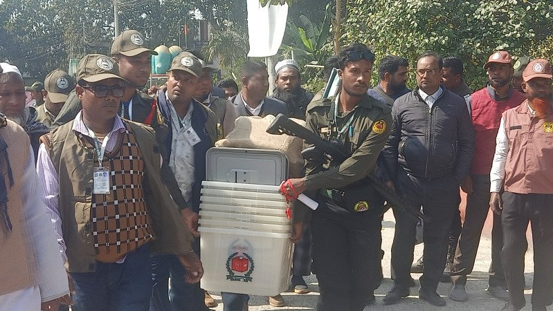 সরঞ্জাম কেন্দ্রে কেন্দ্রে, সুষ্ঠ ভোট নিশ্চিতে প্রিজাইডিং কর্মকর্তা বদল