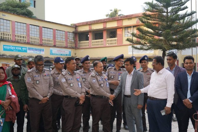 ভোটকেন্দ্রে শেষ মুহূর্তের নিরাপত্তা ব্যবস্থা পরিদর্শনে কেএমপি কমিশনার