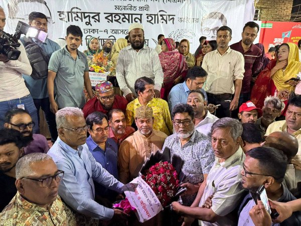 ঢাকা-৭ আসনে বিজয়োত্তর শুভেচ্ছা বিনিময়  শপথের আগে দলীয় নেতাকর্মীদের সঙ্গে মতবিনিময় করলেন হামিদুর রহমান হামিদ