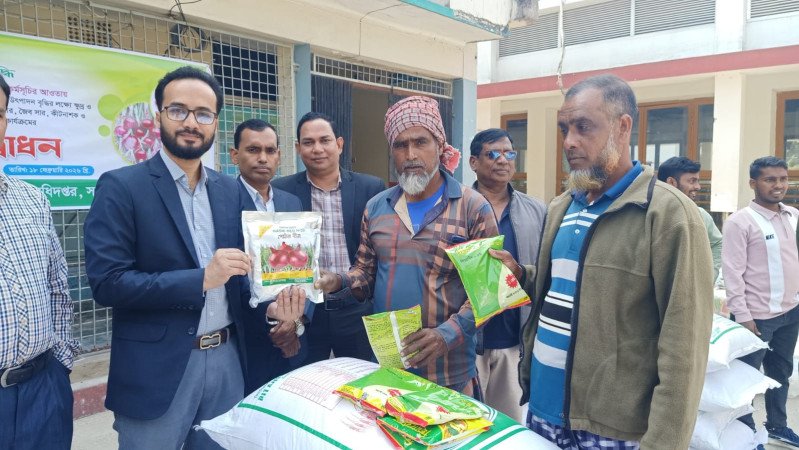 চাঁপাইনবাবগঞ্জে গ্রীষ্মকালীন পেঁয়াজ বীজ (কন্দ) উৎপাদনে কৃষকদের মাঝে উপকরণ বিতরণ
