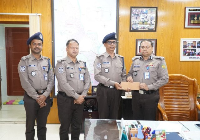 কেএমপি কমিশনারের পুরস্কার পেলেন ইয়াবা উদ্ধারের সফল টিম