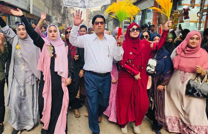 ঢাকা-৫ এ বিএনপির বিজয়ের লক্ষ্যে বাবার সঙ্গে তিন কন্যার ব্যতিক্রমী জনসংযোগ