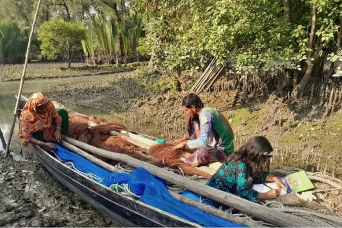 ভোট দেয় কয়রার বনজীবীরা, বদলায় না জীবন