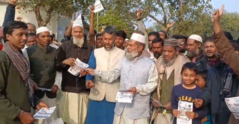 চাঁপাইনবাবগঞ্জে দাঁড়িপাল্লার লিফলেট বিতরণ করে কেরামত আলীর গণসংযোগ