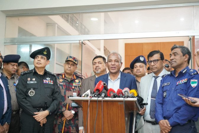 ফ্যাসিবাদের করুণ পরিণতির কথা মাথায় রেখে সততা ও নিষ্ঠার সঙ্গে দায়িত্ব পালনের নির্দেশ স্বরাষ্ট্র উপদেষ্টার