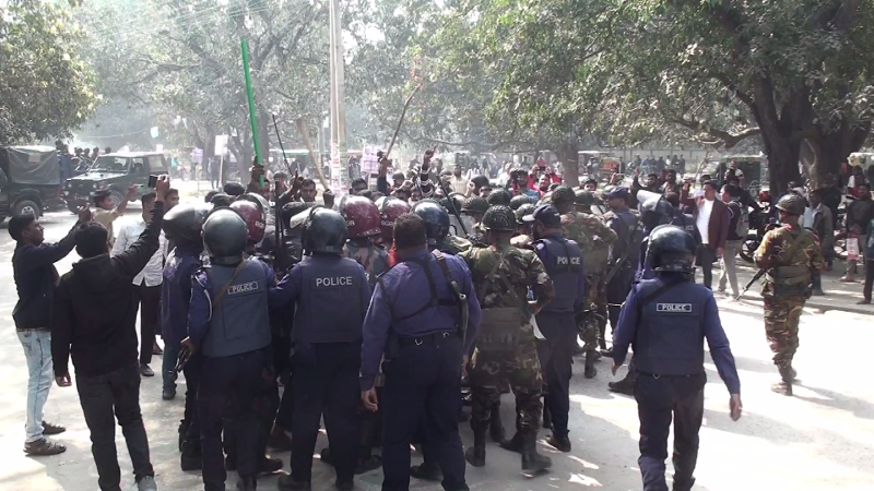 চাঁপাইনবাবগঞ্জে আইনশৃঙ্খলা বাহিনীর বিশাল মহড়া: পরিস্থিতি  নিয়ন্ত্রণে সেনাবাহিনীসহ চার বাহিনীর শক্তির মহড়া
