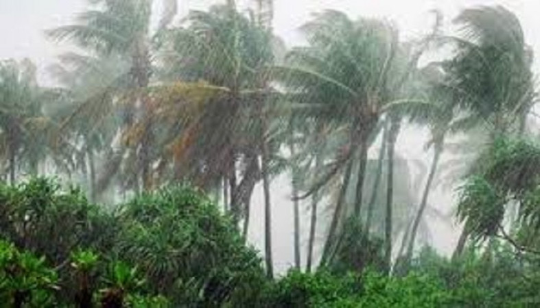 তপ্ত রোদে মেঘের গর্জন: ১৩ জেলায় কালবৈশাখীর হানা ও ১ নম্বর সতর্ক সংকেত