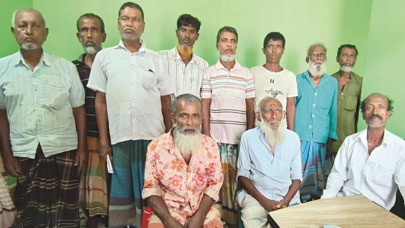 জনপ্রতিনিধির সম্পৃক্ততার অভিযোগ  __    সুন্দরবনে দস্যুদের ১৩ মৌয়াল মুক্তিপণ দিয়ে বাড়ি ফিরে চরম বিপাকে