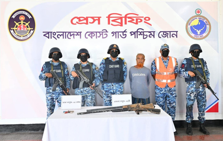 সুন্দরবনে কোস্ট গার্ডের অভিযানে বনদস্যু প্রধান "মেজ জাহাঙ্গীর" আটক