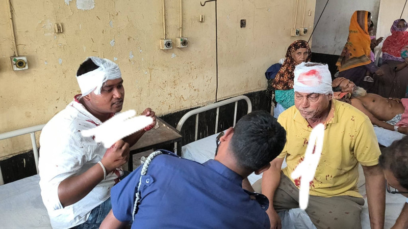পাবনায় মার্কেটের পজিশন বরাদ্দ নিয়ে চেয়ারম্যান ও ব্যবসায়ীদের দ্বন্দ্ব; সংঘর্ষে আহত ১০