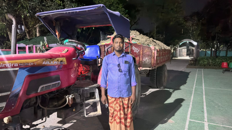 চাঁপাইনবাবগঞ্জে পদ্মা নদী থেকে অবৈধ মাটি উত্তোলন: ট্রাক্টরসহ আটক ১, জরিমানা ১৫ হাজার টাকা
