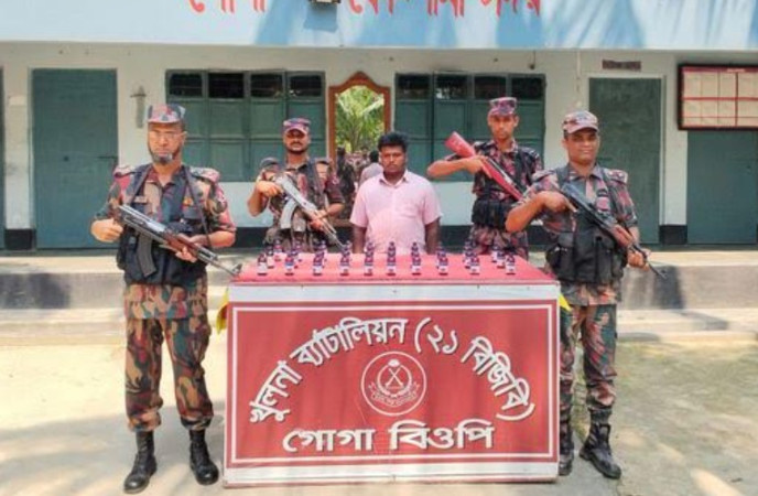 শার্শা সীমান্তে বিজিবির অভিযানে  ভারতীয় নিষিদ্ধ সিরাপসহ আটক ১