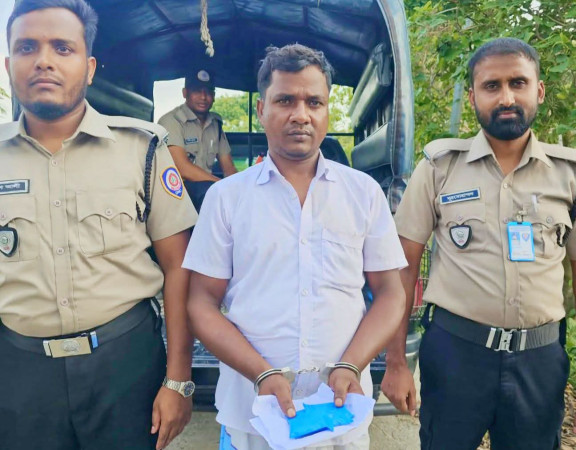 সাঁথিয়ায় যাত্রীবাহী বাসে অভিযান: ৯০০ পিস ইয়াবাসহ আটক ১