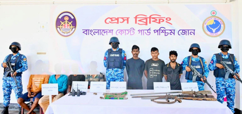 সুন্দরবনে বন্দুকযুদ্ধ, অস্ত্র,গুলি ও ওয়াকিটকি সহ ৩ বনদস্যু আটক