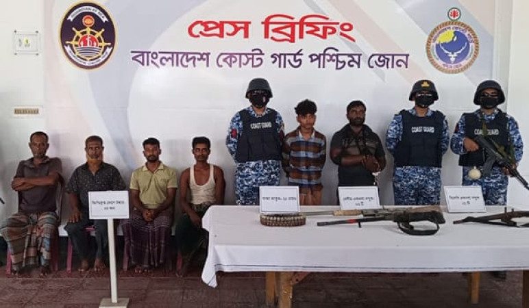 সুন্দরবনে দুই ডাকাত আটক ; অস্ত্র ও গুলি সহ ৪ জেলে উদ্ধার