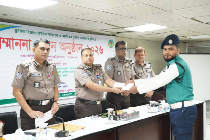 কেএমপিতে ট্রাফিক পুলিশের মাঝে কর্মদক্ষতার পুরস্কার বিতরণ