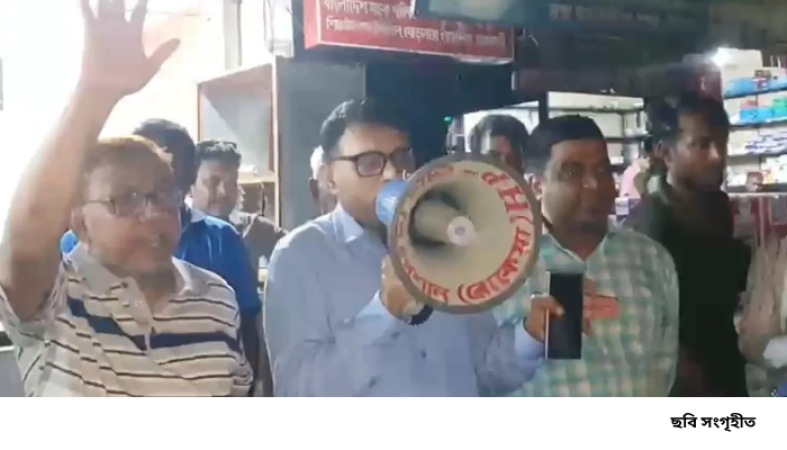 ১২ ঘণ্টার অবরুদ্ধ রাজশাহী: জেলা প্রশাসকের হস্তক্ষেপে শেষমেশ সচল চাকা