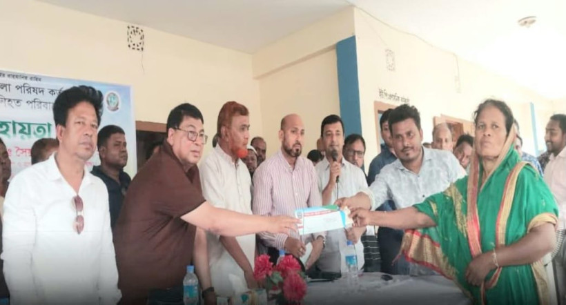 সুন্দরগঞ্জে কুকুরের কামরে নিহত পরিবারের মাঝে আর্থিক সহায়তা প্রদান করেন ডা:মঈনুল হাসান সাদিক