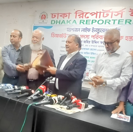 ডিআরইউ’র প্রয়াত দুই সদস্যের পরিবারের মাঝে গ্রুপ বীমার চেক হস্তান্তর