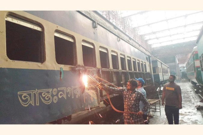 ঈদের আনন্দযাত্রায় ভরসা সৈয়দপুরের কারিগররা: ২৩% জনবল নিয়েই দিনরাত চলছে ১২৭ কোচ সাজানোর মহাযজ্ঞ