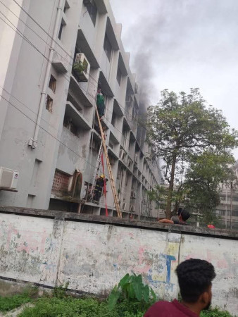 খুলনা মেডিকেল কলেজ হাসপাতালে ভয়াবহ আগুন: হুড়োহুড়িতে আতঙ্ক, নিয়ন্ত্রণে ফায়ার সার্ভিসের ১০ ইউনিট